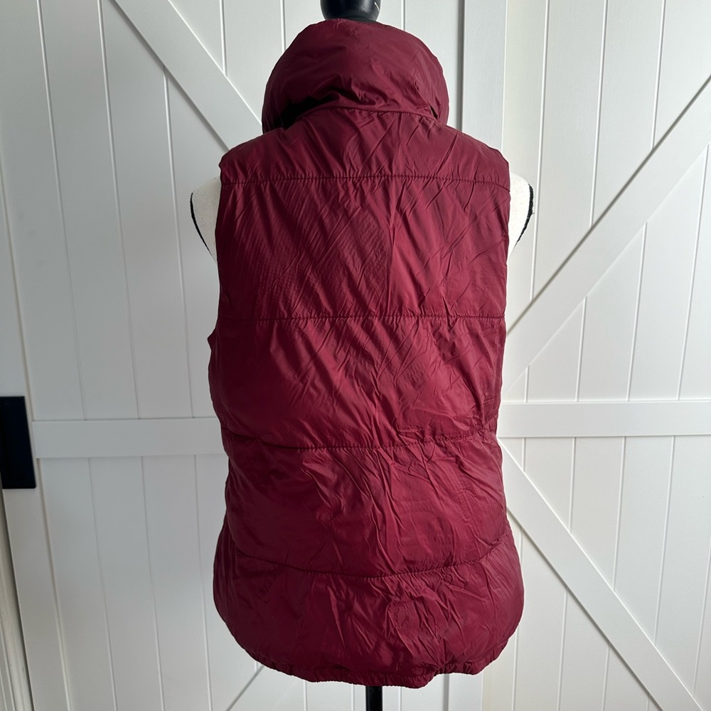 EUC Old Navy Puffer Vest Burgundy Size Small - Picture 4 of 6